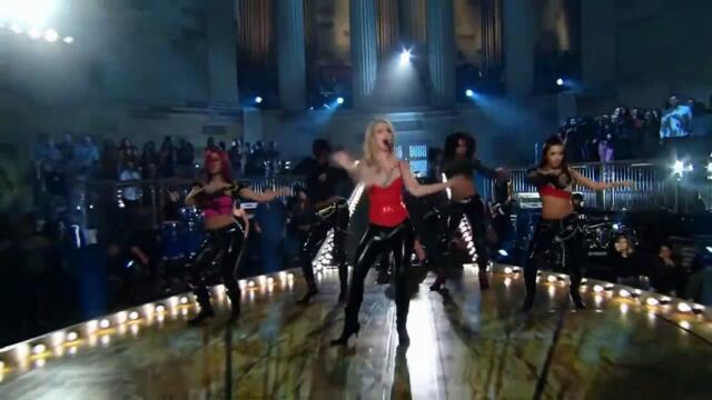 Britney Spears chante son tube "Toxic"