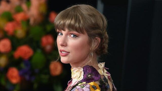 Taylor Swift Drops 'The Lakes (Original Version)' on One-Year Anniversary of 'Folklore' | Billboard News