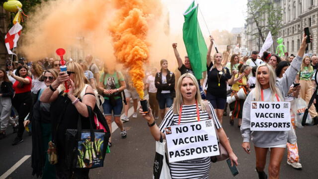 Протестиращи срещу Covid-ваксини щурмуват BBC -  Anti vaccine protesters in London
