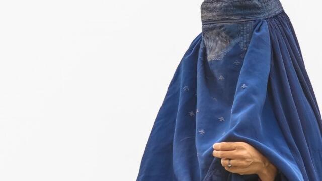 Талибаните ще позволят на жените да работят и учат след завземането на Афганистан