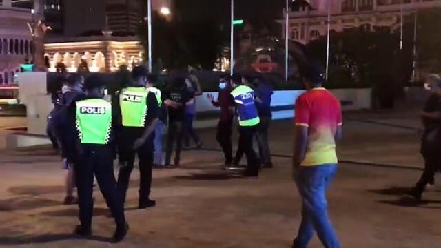 Police arrest #Lawan activists at Dataran Merdeka