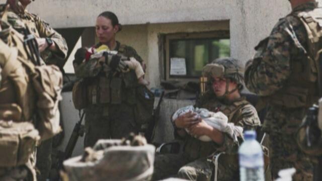 Трогателни кадри с бебе подадено на американски войник през стената на летището в Кабул