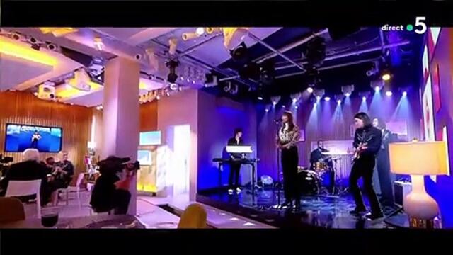 Clara Luciani chante "Respire encore" en live