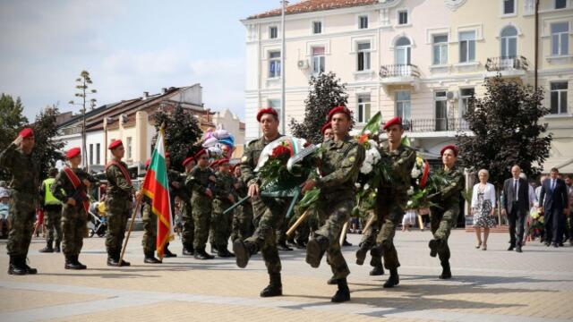 Русе отбелязва Деня на Съединението на България с поднасяне на венци и цветя