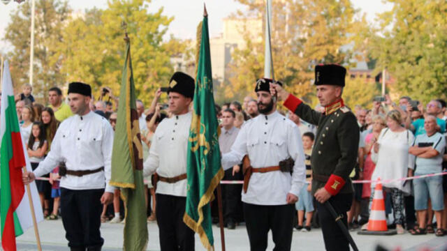 Пловдив празнува в Деня на Съединението - Полагане на венци и цветя на паметника на Захари Стоянов в Пловдив
