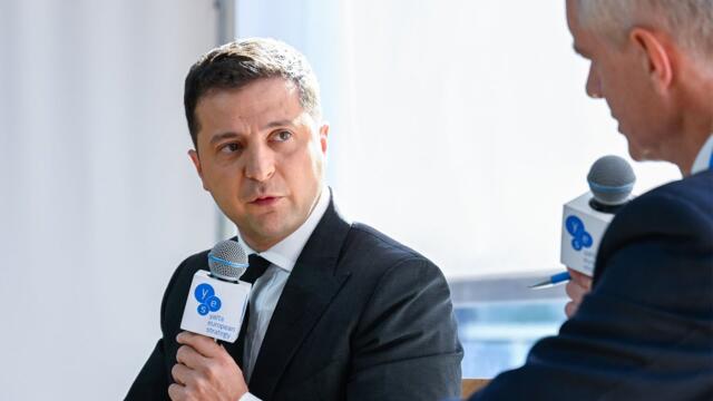 Володимир Зеленський відповідає на запитання учасників зустрічі YES Brainstorming.
