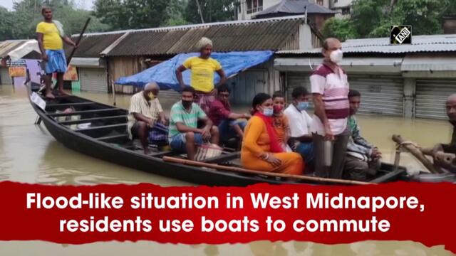 Flood-like situation in West Midnapore, residents use boats to commute