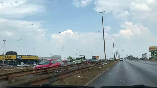 Chove na Estrutural após muita seca no DF