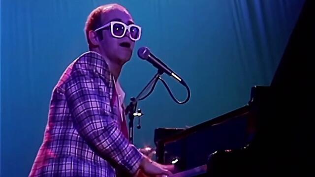 Elton John chante "Rocket Man" en live