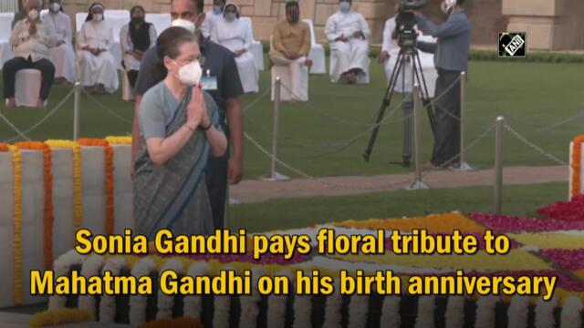 Sonia Gandhi pays floral tribute to Mahatma Gandhi on his birth anniversary