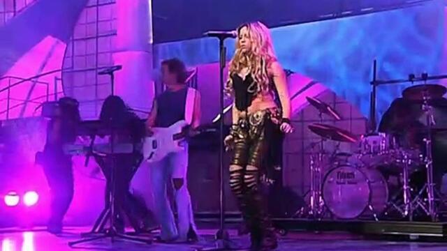 Shakira chante son tube "Whenever, Wherever" en live