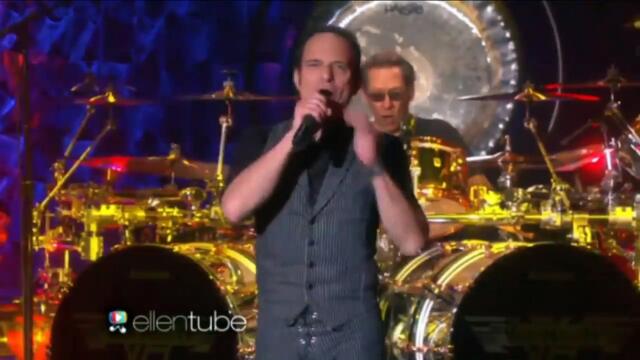 Van Halen chante son tube "Jump" en live