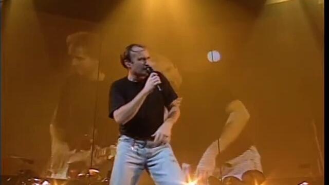 Genesis chante "I Can't Dance" en live