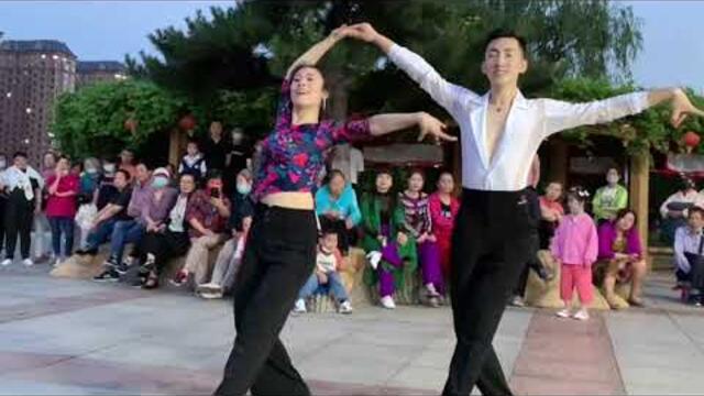 网红姐弟出来跳舞引来这么多观众，喜欢的来都吧！