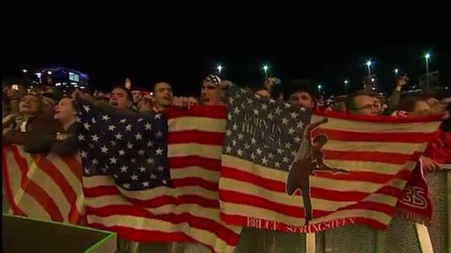 Bruce Springsteen chante son tube "Born in the U.S.A"