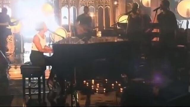 Alicia Keys chante son tube "Fallin'" en live