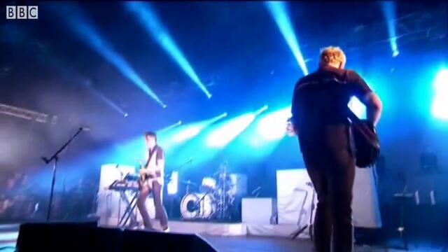 Franz Ferdinand chante son tube "Take Me Out" en live