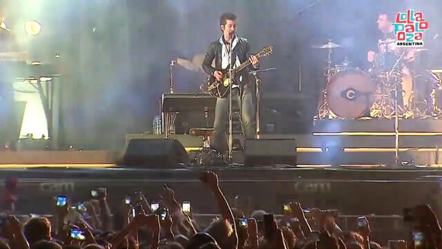 Arctic Monkeys chante "R U Mine" en live