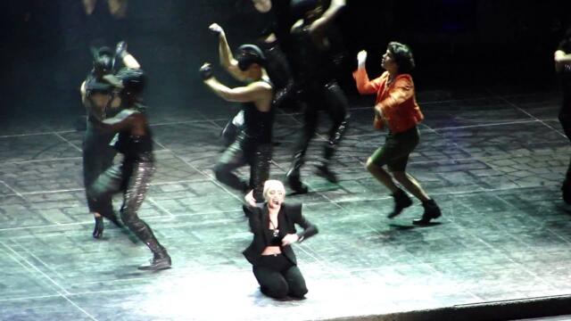 Фен танцува с Лейди Гага