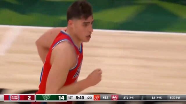 Luka Garza - 6pts, 5reb. v MIL