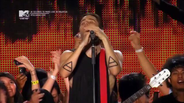 Thirty Seconds to Mars chante "Kings and Queens" en live