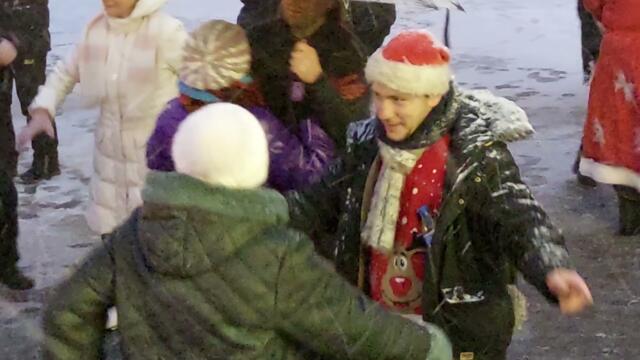 А СНЕГ ИДЕТ.