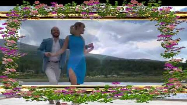 Красиво танцуют на берегу моря