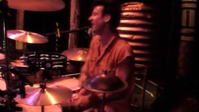 Midnight Oil  chante son tube "Beds Are Burning" en live