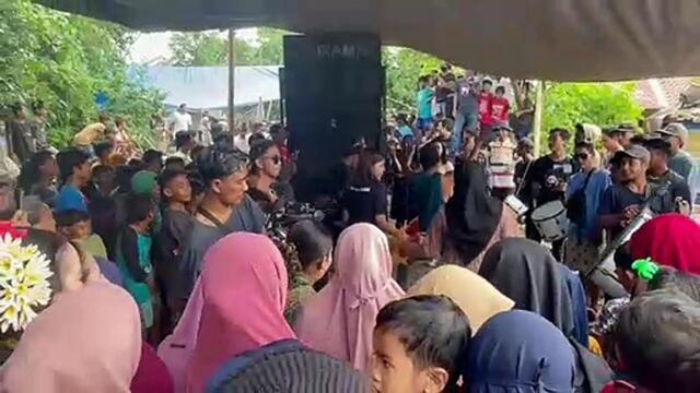 waaaoo satu kampung ikut joget hebohh