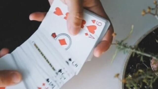 Guy Performs Mind-blowing Illusion With Playing Cards