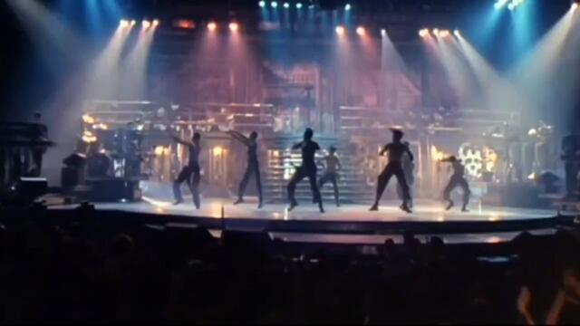 Madonna chante "Express Yourself" durant le "Blond Ambition World Tour"