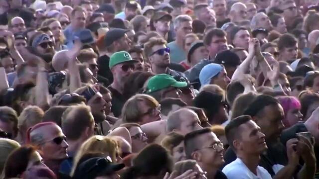 The Cure chante "Inbetween Days" en live