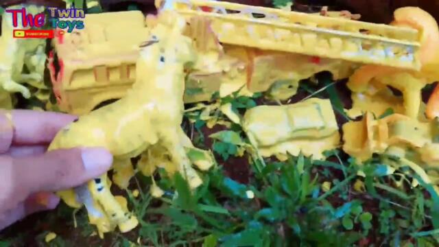 Membersihkan mainan, mobil mobilan, mobil balap, alat berat, pemadam kebakaran, fire truck, dinosaurus, kuda poni, zebra