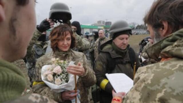 Любовта и Сватба във време на война - Двама украински военни се венчаха край Киев