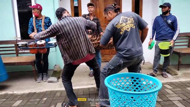 GOYANG DULU BIAR GAK STRESS - TRADISI BUDAYA JAWA