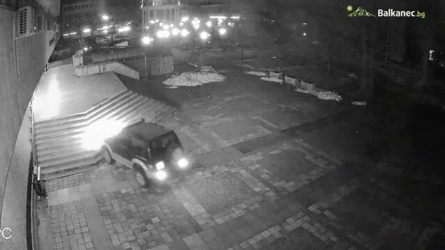 нагъл шофьор си позволява да управлява джип в пешеходната зона на централна градска час