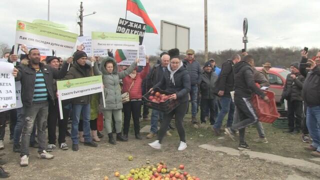 Протест 17 март 2022 г. - Производители на плодове и зеленчуци затвориха с трактори и жива верига пътя Пловдив-Карлово
