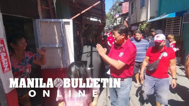 Manila Mayoral candidate Alex Lopez visits the residents of Sunog Apog in Tondo