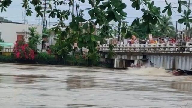 Boats crash into Philippines bridge
