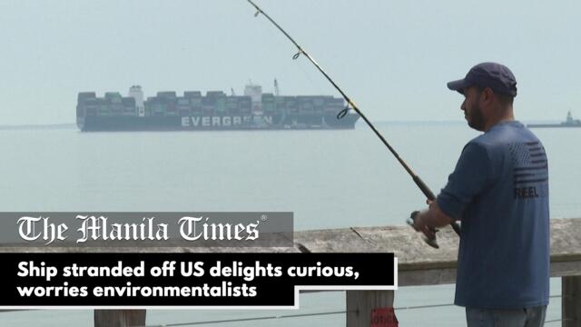 Ship stranded off US delights curious, worries environmentalists
