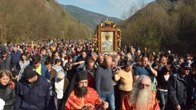 Хиляди посрещнаха Възкресението в Бачковския манастир
