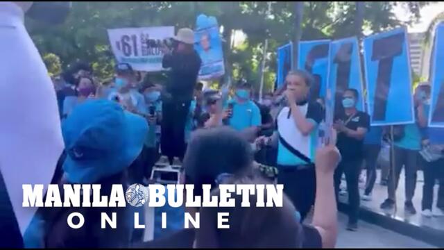 Sen. Joel “TESDAMAN” Villanueva talks to his supporters at the Liwasang Bonifacio