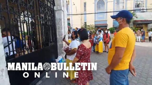 Pilgrims and tourists adhere to COVID-19 health protocols at the Basilica Minore del Sto. Niño