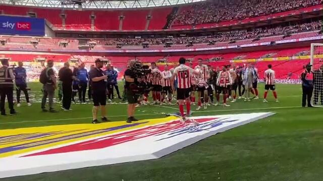 Sunderland players lift trophy at Wembley
