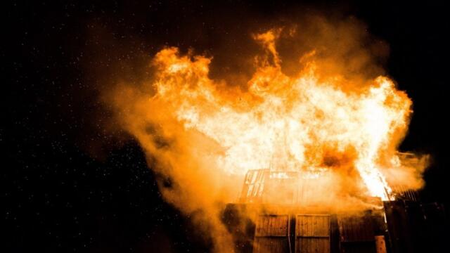 Пожар в склад за мебели в Пловдив обгази града