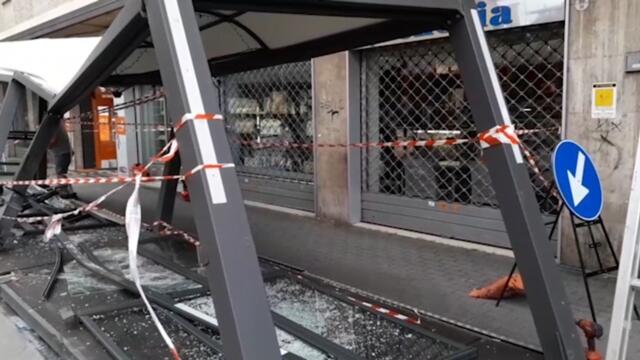 Suv si ribalta e distrugge il dehor del bar Venezia