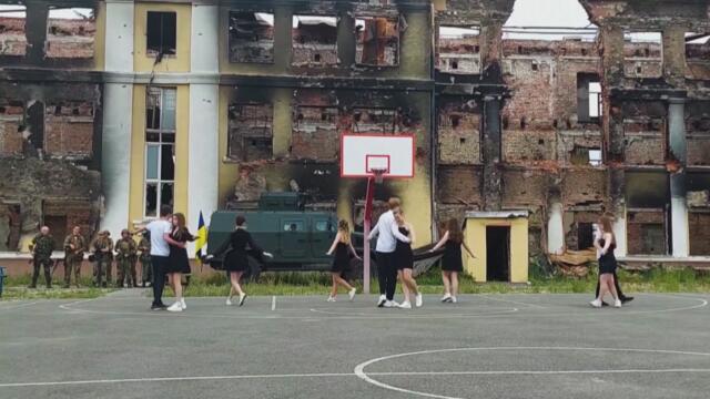 Абитуриентски Валс сред руините в Харков - Нереално сякаш филм! Ученици се върнаха в разрушеното си училище