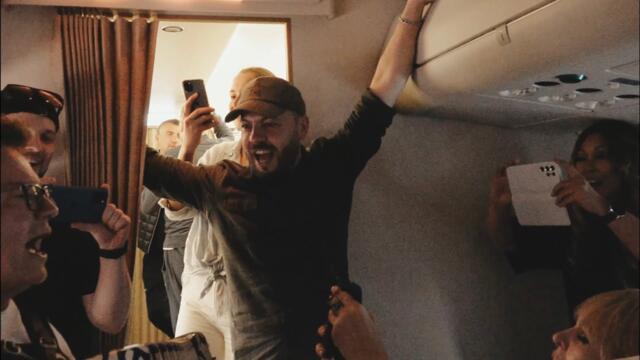 АРТИСТЫ ПОЮТ ГИМН РОССИИ В САМОЛЕТЕ. Сумишевский, Кормухина, Цой, Алехно, Войтенко, Скляр