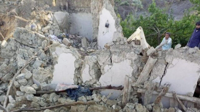 Силно земетресение в Афганистан - Най-малко 280 души са загинали