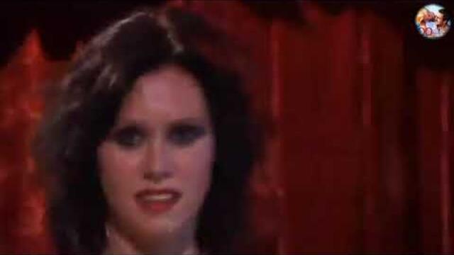 Танцует как красивая роза